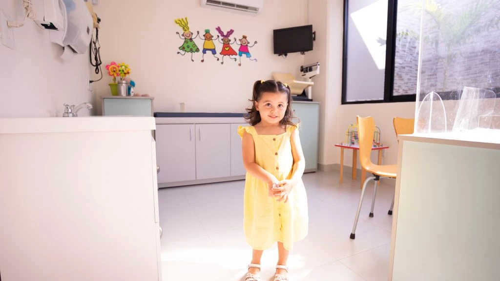 Pediatra revisando un electroencefalograma con una madre y su hijo.